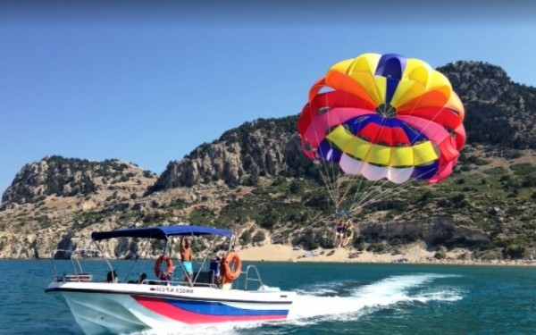 Rilassati sulla spiaggia di Tsambika, Rodi