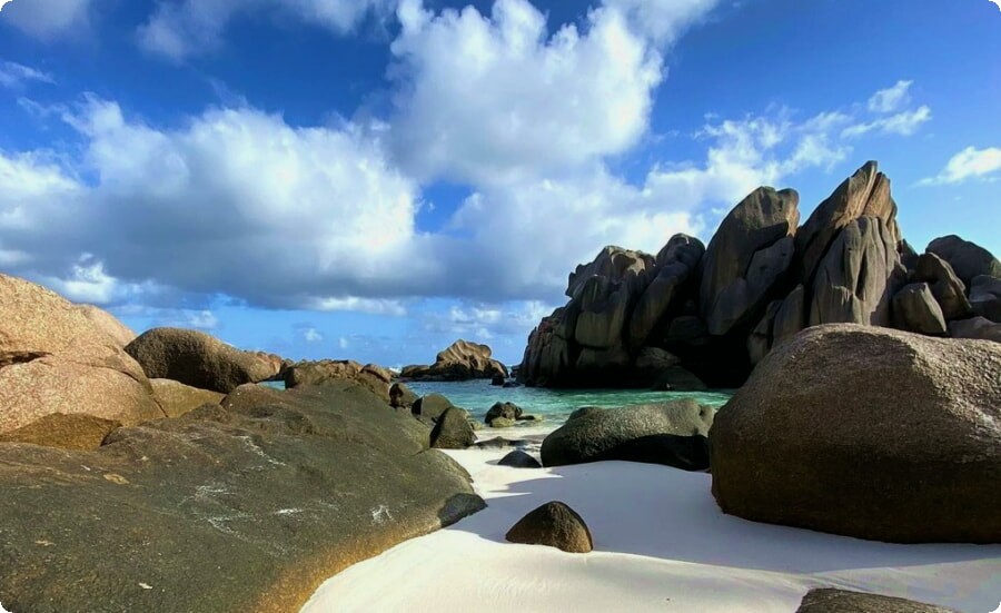 Le spiagge delle Seychelles sono davvero un luogo paradisiaco dove rilassarsi