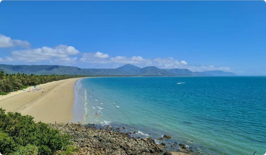 Costa limpa e ondas altas - estas são praias em Queensland.